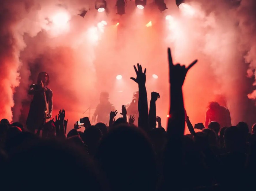 Concierto con público levantando las manos